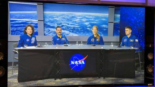 (De izq. a der.) La tripulación 12 de la NASA, compuesta por Jessica Meir y Jack Hathaway, la astronauta de la ESA (Agencia Espacial Europea) Sophie Adenot y el cosmonauta de Roscosmos Andrey Fedyaev, son vistos en una pantalla de televisión durante una conferencia de prensa para la misión SpaceX Crew-12 en la Estación Espacial Internacional en el Centro Espacial Johnson en Houston, Texas, el 30 de enero de 2026