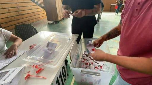 Un Chile moderado rechaza dos proyectos polarizantes y mantiene la Constitución de Pinochet