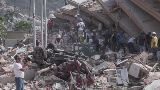 Una madre excava entre las ruinas en busca de su hijo tras los terremotos en Venezuela