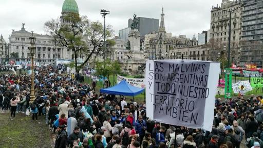 Manifestantes chocan con la policía en Argentina por un proyecto de ley a favor de la propiedad privada