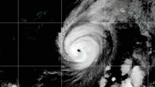 La isla de Kauai, bajo alerta de tornados mientras el huracán Lowell se aproxima a Hawái