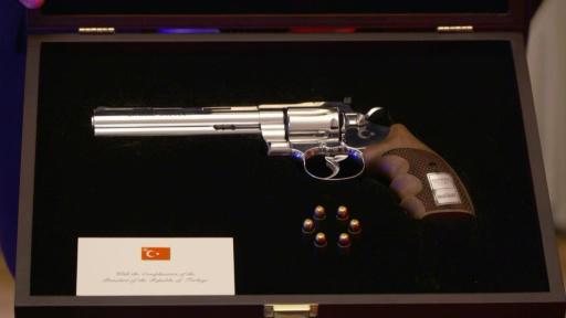 Erdogan regala una pistola con seis balas a los líderes en la cumbre de la OTAN