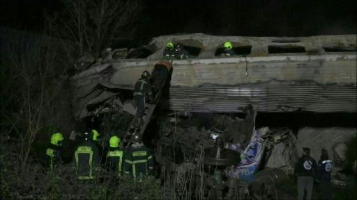 Vagones pulverizados y calcinados tras el accidente de tren mortal en Grecia