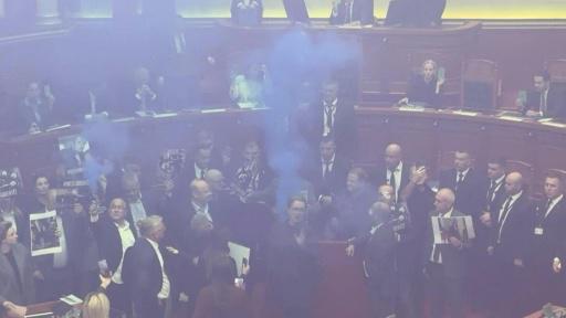 Bengalas y bombas de humo en el Parlamento de Albania, sacudida por protestas