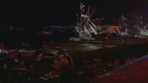 La alegría de seguir vivos tras paso de mortífero tornado en Misispi