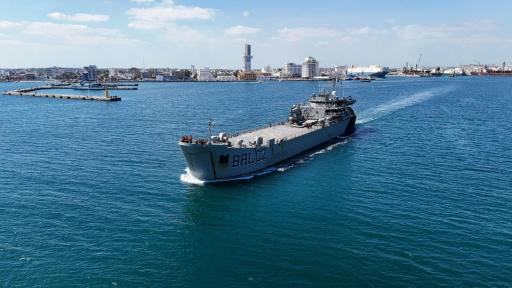 Unos de los buques de la Marina mexicana parte del puerto de Veracruz con ayuda humanitaria para Cuba el 8 de febrero de 2026