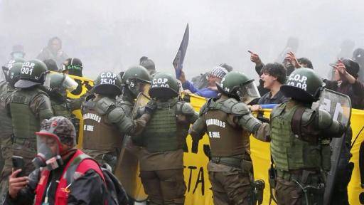 La policía chilena se enfrenta con estudiantes que protestan contra Kast