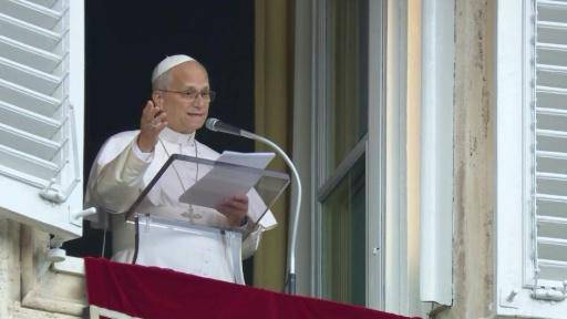 El papa saluda a la multitud en el Vaticano, por primera vez desde su operación de cáncer