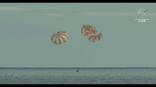 Cápsula Orion de NASA ameriza tras viaje alrededor de la Luna