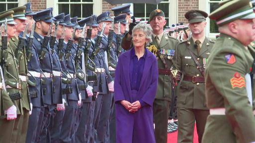Una mujer de izquierda formalmente investida como presidenta de Irlanda
