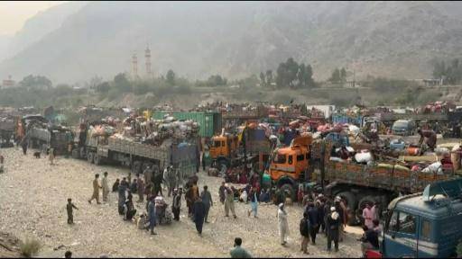 Éxodo masivo de afganos al cumplirse el plazo para abandonar Pakistán