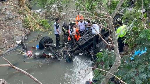 Un autobús cae a un barranco y enluta a Guatemala con al menos 52 muertos