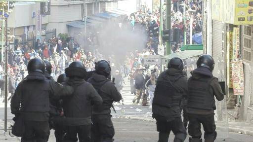 Nuevos choques en las protestas en Bolivia pese a que el presidente recorta su salario