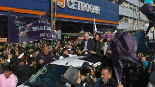 Milei es atacado con piedras en un acto de campaña en Argentina