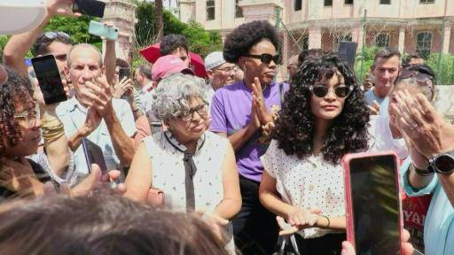 Condenan en Cuba a una activista crítica del gobierno por difundir un video de un agente