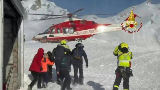 Cuatro heridos y un centenar de atrapados tras un accidente de teleférico en Italia