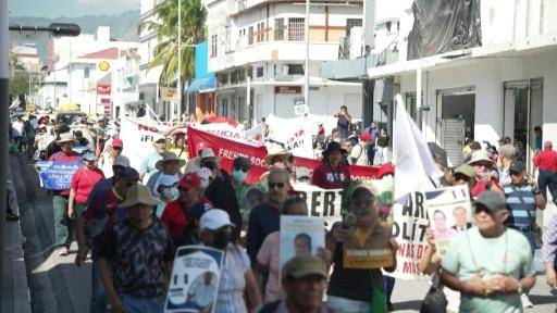 Salvadoreños marchan contra el régimen de excepción de Bukele