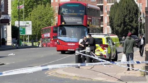 La policía británica inculpa a un hombre por el apuñalamiento de dos judíos en Londres