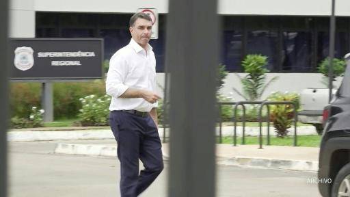 Flávio Bolsonaro hace una breve parada en Ecuador tras huir de Brasil