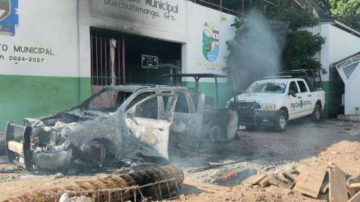 Civiles retienen a policías y militares en una convulsa región de México