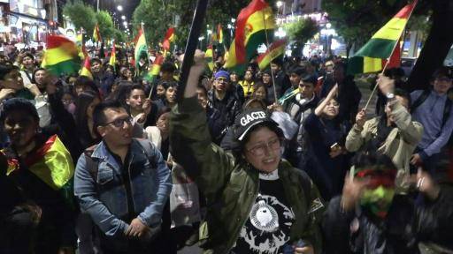 Cientos de personas protestan en Bolivia contra la elección de Paz como presidente