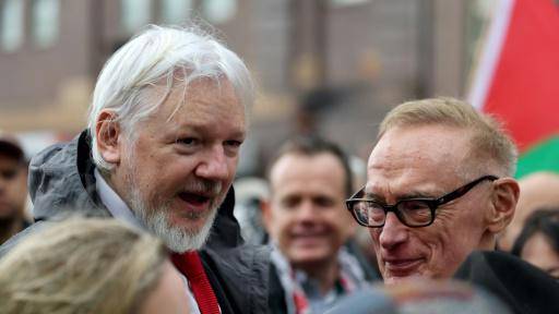 Assange se une a miles de manifestantes propalestinos en el icónico puente de Sídney