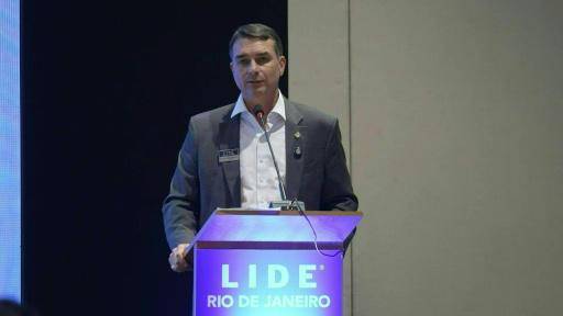 En precampaña en Brasil, Flávio Bolsonaro exalta el modelo de seguridad de Bukele