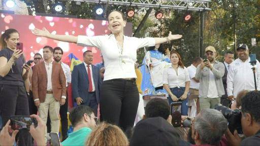 La líder opositora Machado pide a sus compatriotas exiliados en Chile volver a Venezuela