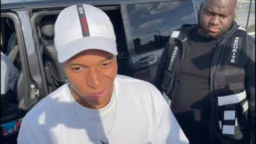 Mbappé firma autógrafos y posa con hinchas tras quedar fuera de gira del PSG
