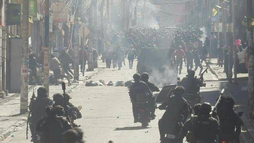 Manifestantes chocan con policías en protesta contra el gobierno de Bolivia