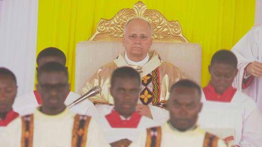 El papa se da un baño de masas en Camerún