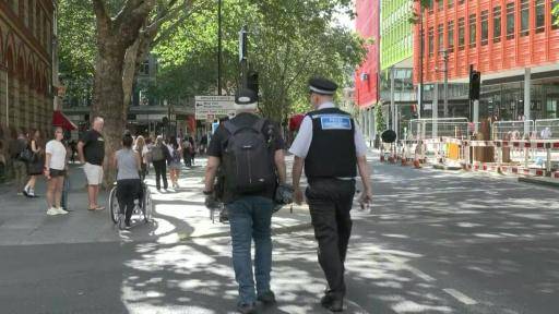 Una mujer es acusada de atacar con un objeto punzante a cuatro hombres en Londres