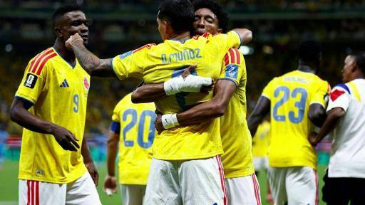 Un defensa con alma de goleador mete a Colombia en dieciseisavos del Mundial