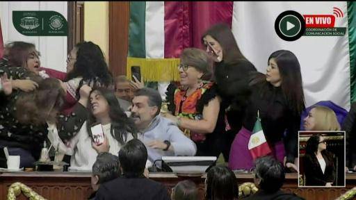 Unas diputadas se pelean a golpes y jalones de pelo en el parlamento de Ciudad de México