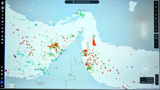 La página web Marinetraffic muestra el tráfico de barcos comerciales en el estrecho de Ormuz, frente a la costa de Irán, una imagen tomada el 4 de marzo de 2026 en París