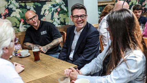 El nuevo primer ministro británico anuncia medidas de ayuda a los pubs