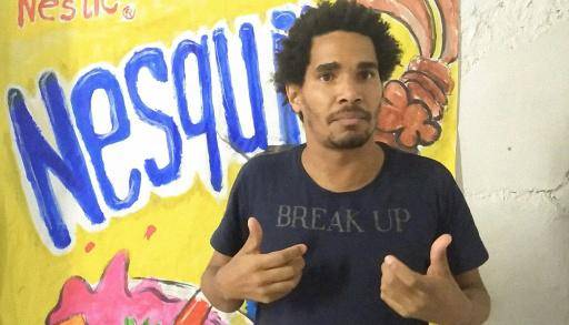 En esta toma de un video de AFPTV, el artista y disidente cubano Luis Manuel Otero Alcántara gesticula frente a una de sus pinturas en La Habana, el 4 de abril de 2021.
