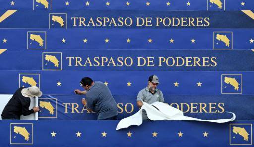 La derechista Laura Fernández asume, con su antecesor, un gobierno de mano dura en Costa Rica