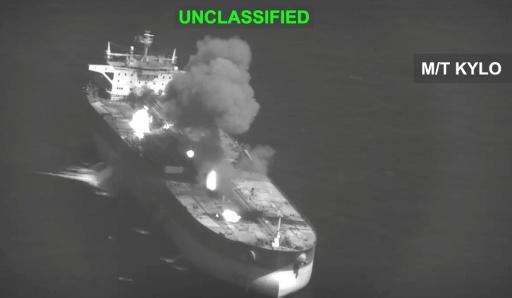 Toma de pantalla del 5 de septiembre de 2026 de un video divulgado por el ejército estadounidense en X muestra un ataque contra un petrolero iraní en el golfo de Omán