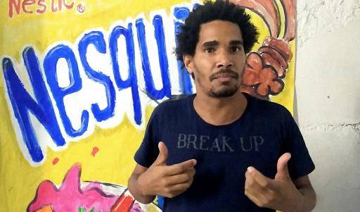 El artista y disidente cubano Luis Manuel Otero Alcántara habla delante de una de sus obras, en La Habana, el 4 de abril de 2021