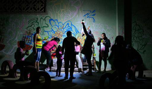 Una fiesta celebrada con luces portátiles durante el apagón el 4 de marzo de 2026 en La Habana