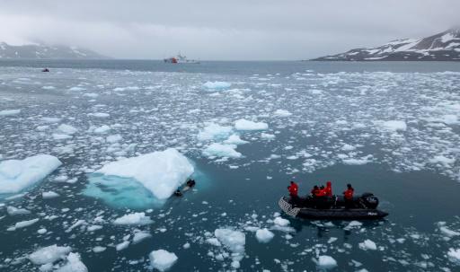 Una expedición científica colombiana navega el océano Antártico entre las islas Shetland del Sur el 27 de enero de 2024