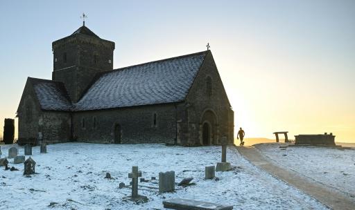 Una persona pasea a sus perros por el cementerio de la iglesia de St Martha-on-the-Hill, al amanecer, al sur de Londres.