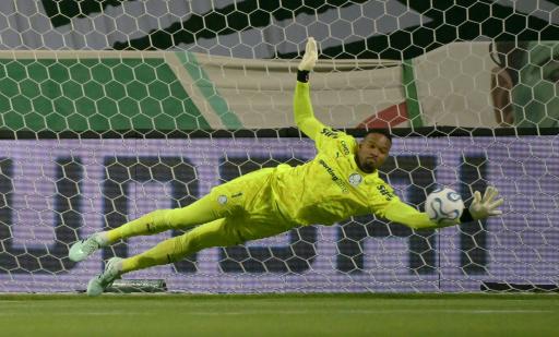 Carlos Miguel detiene el tiro de Nonato en la tanda de penaltis entre Palmeiras y Fluminense en las semifinales de la Copa Libertadores, en el NuBank Parque, en Sao Paulo, Brasil, el 21 de octubre de 2026
