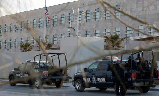 La Policía Federal Mexicana custodia la entrada al consulado de EEUU en Ciudad Juárez el 15 de marzo de 2010