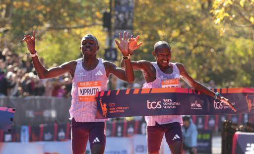 Los kenianos Benson Kipruto (izq.) y Alexander Mutiso celebran haber obtenido el primer y segundo lugar respectivamente en el Maratón de Nueva York en Nueva York el 2 de noviembre de 2025.