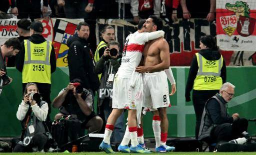 Tiago Tomas (derecha) es felicitado por su compañero Bilal El Khannouss (izquierda) tras marcar para el Stuttgart en la victoria sobre el Friburgo en semifinales de la Copa de Alemania. En Stuttgart (sur de Alemania), el 23 de abril de 2026