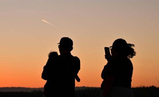 Una familia contempla el atardecer en Los Ángeles el 18 de marzo de 2026, durante la ola de calor en el oeste de Estados Unidos