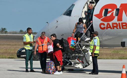 Un primer grupo de los cubanos que quedaron bloqueados en Puerto Príncipe, en medio de la violencia que impera en la capital haitiana llega al aeropuerto de Camagüey, en Cuba, el 19 de abril de 2024