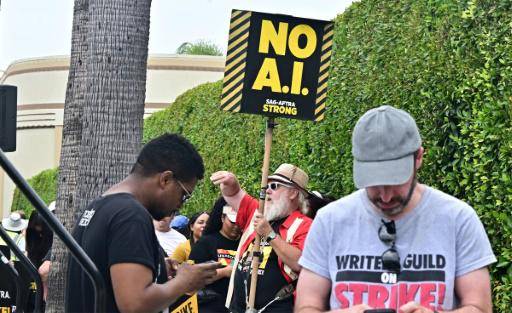 El actor y director Mark Gray sostiene un cartel en el que se lee No Inteligencia Artificial, en una concentración en Hollywood el 13 de septiembre de 2023